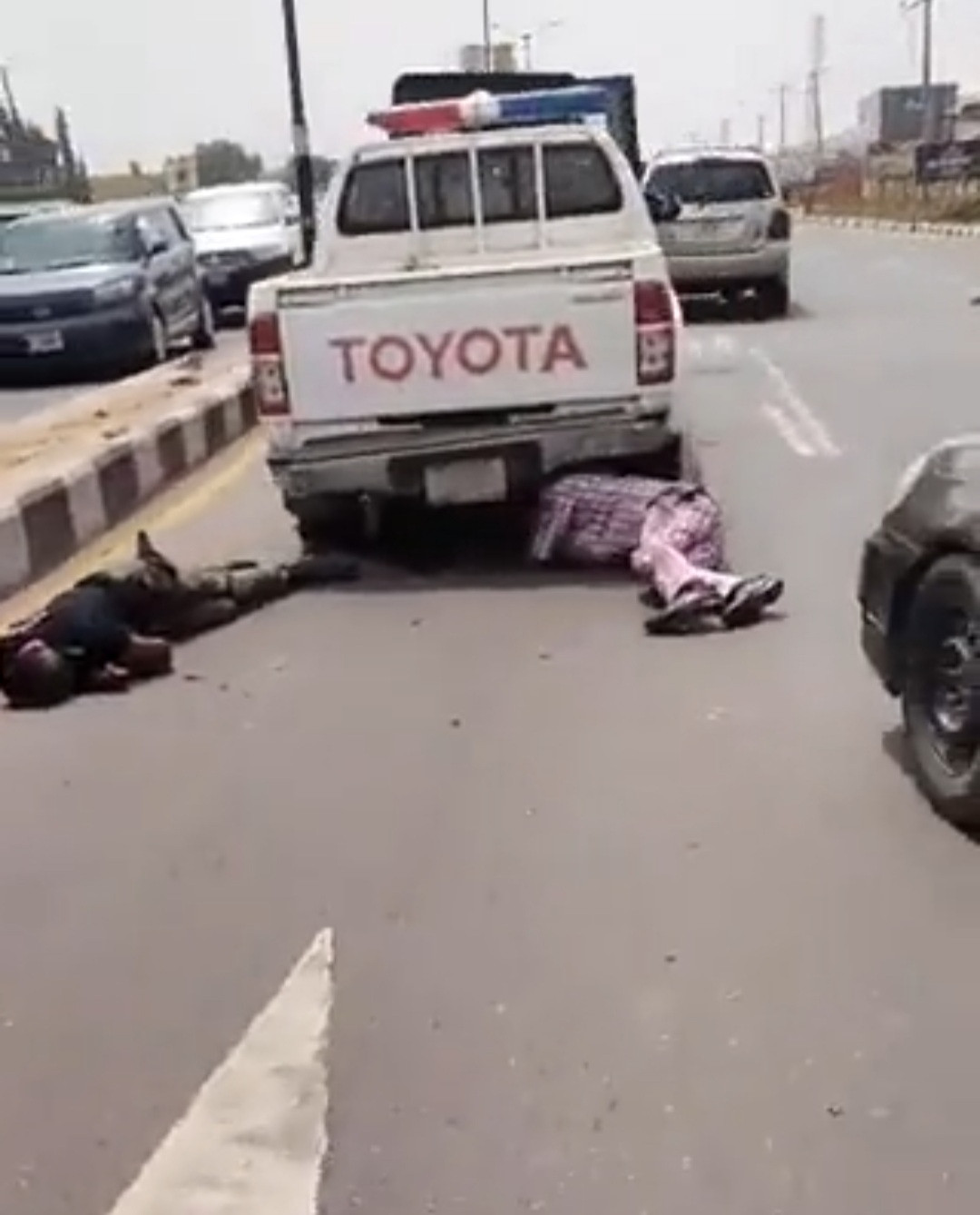 Armed robbers attack bullion van in Ibadan, kill policemen and cart away money (graphic video)