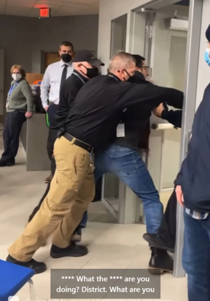 Dad thrown out of school board meeting after refusing to wear mask (video)