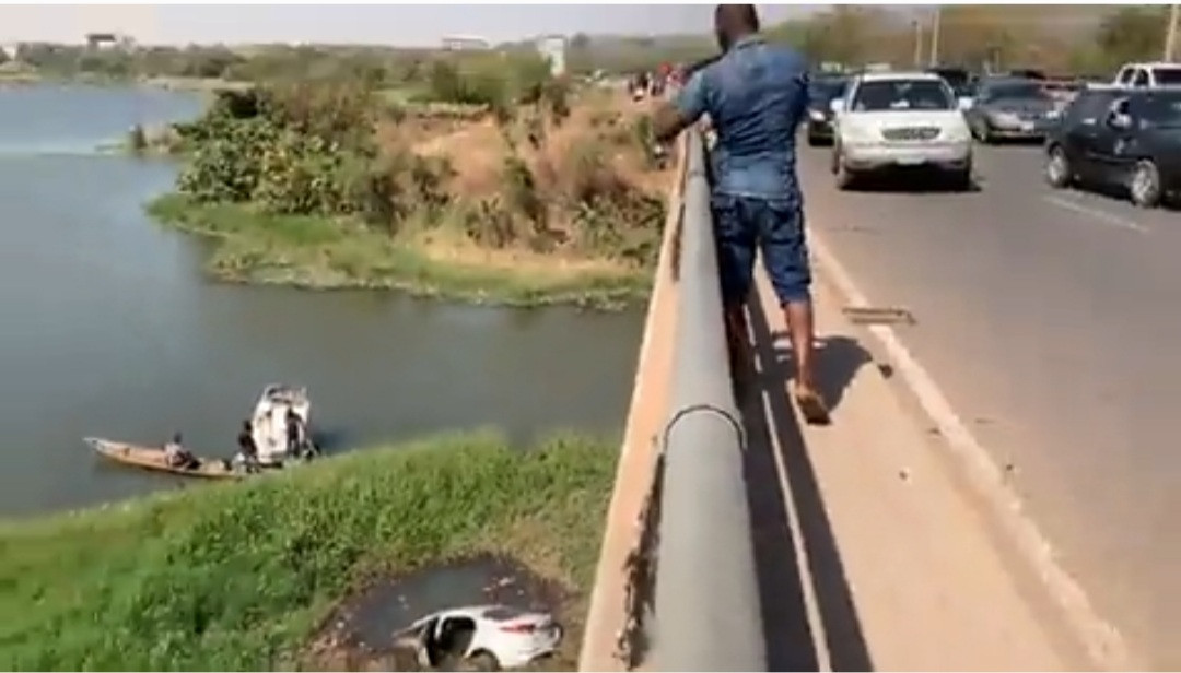 Car skids off bridge and plunges into Jabi Lake, Abuja (video)