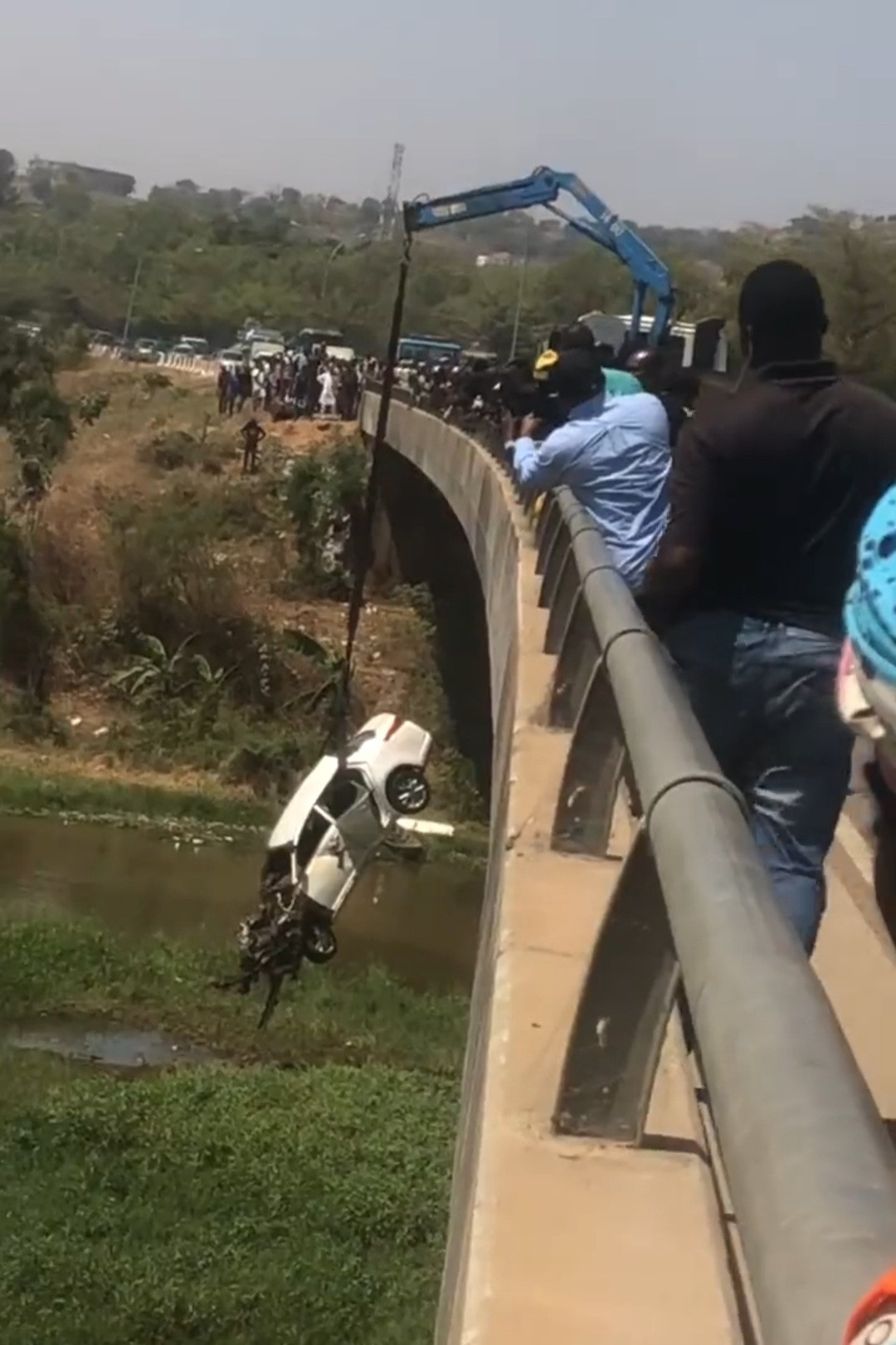 Car skids off bridge and plunges into Jabi Lake, Abuja (video)