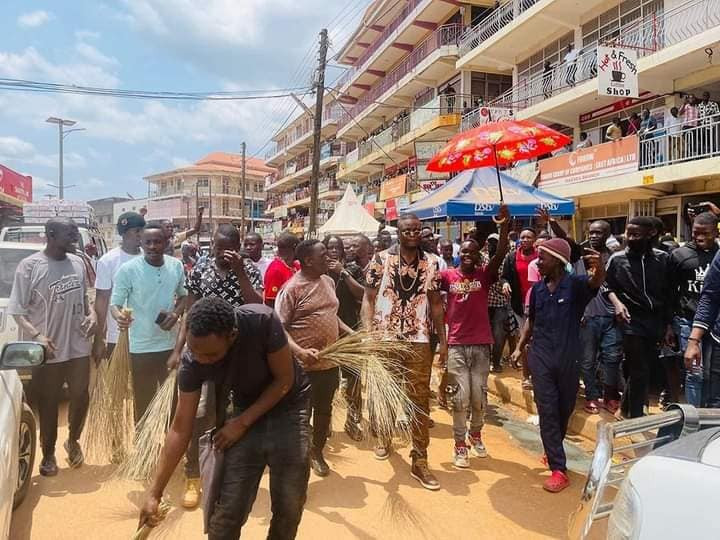 Popular Ugandan singer forced to sweep streets after turning up late for music show (photos/video) 