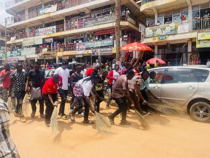 Popular Ugandan singer forced to sweep streets after turning up late for music show (photos/video) 