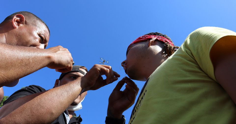 Migrants sew their mouths shut as they begin a hunger strike to demand free transit through Mexico to US border (photos)