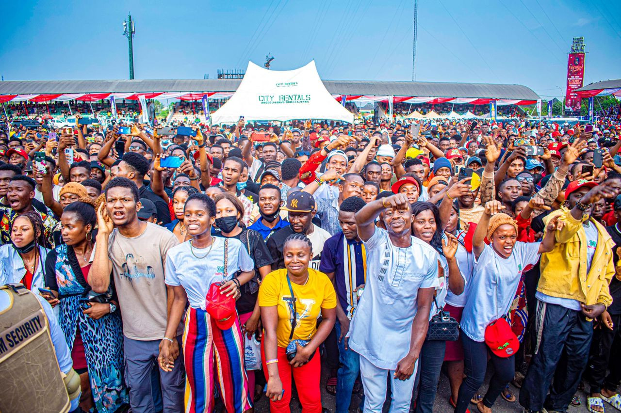 Youth empowerment is the cardinal part of my govt - Uzodinma assures  Imo youths , doles out 2700 smart phones and cars at the Hope for Imo concert 