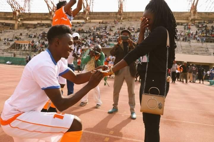 NPFL: Akwa United player proposes to his girlfriend on pitch 