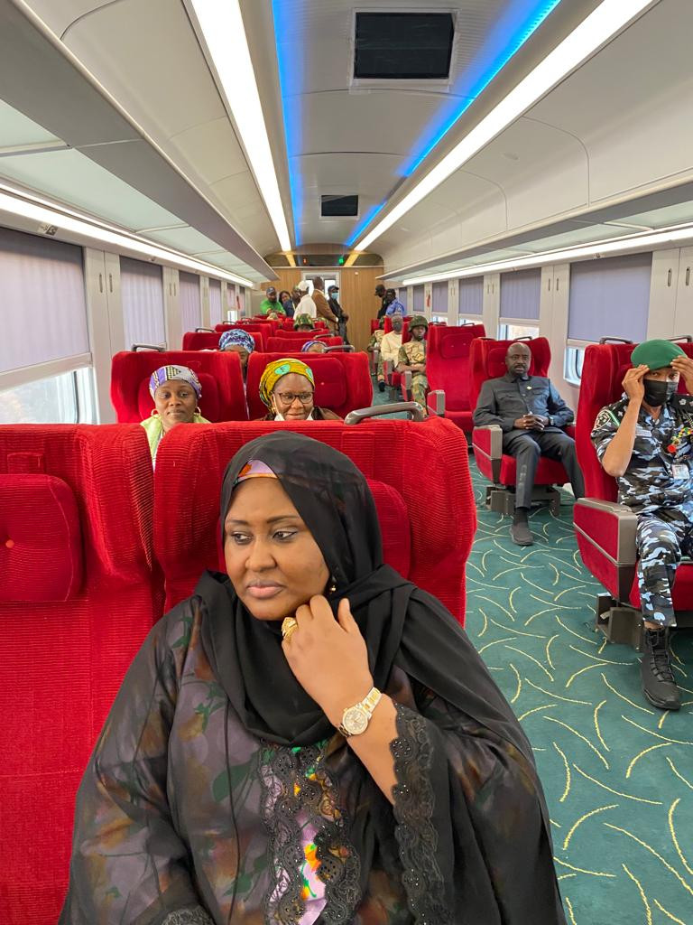 First Lady, Aisha Buhari, rides train from Kaduna to Abuja (photos)