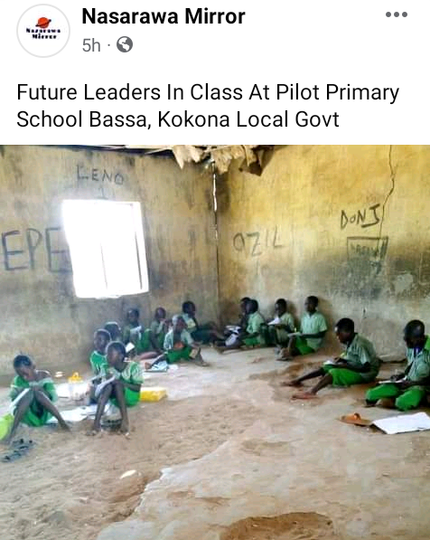 Photo of pupils sitting on bare floor of dilapidated classroom in Nasarawa 