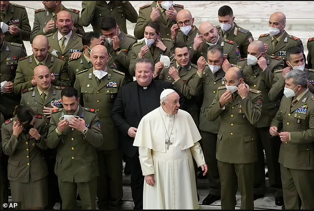 Pope Francis tells Italian Army officers to remove their Covid masks as they pose for a photo at the Vatican (photos)