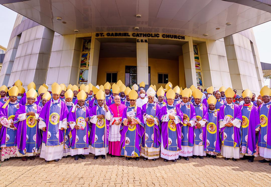 Gov Uzodinma attends 1st 2022 Catholic Bishops Conference of Nigeria Plenary Mass (photos)