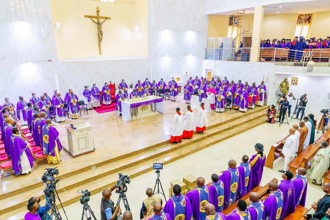 Gov Uzodinma attends 1st 2022 Catholic Bishops Conference of Nigeria Plenary Mass (photos)