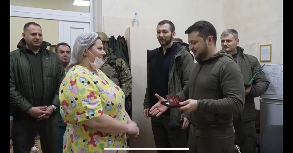 Zelensky visits more than 100 wounded soldiers in hospital to hand out medals and make them ?Heroes of Ukraine? (photos)