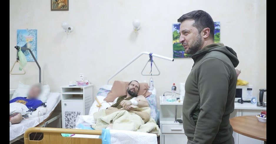 Zelensky visits more than 100 wounded soldiers in hospital to hand out medals and make them ?Heroes of Ukraine? (photos)