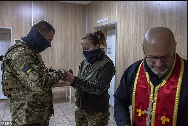 Ukrainian soldiers who met on the front line decide to wed each other before heading back to defend Kyiv from Russian army (photos)