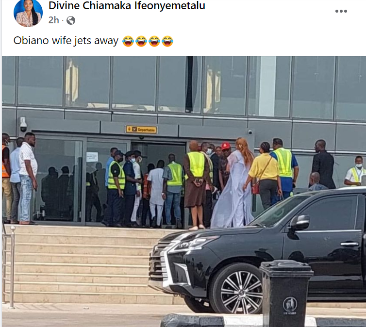 Former Anambra First Lady, Ebelechukwu Obiano spotted at the airport after her clash with Bianca Ojukwu (photo)