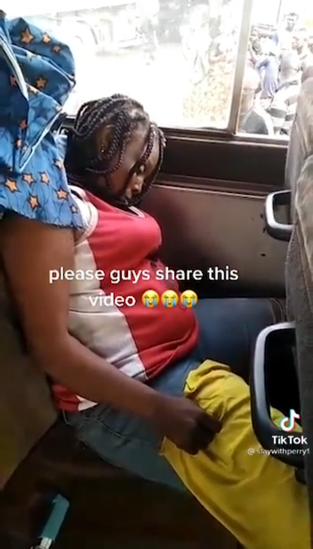 Passengers flee from bus as Nigerian woman believed to be asthmatic dies during journey (video)