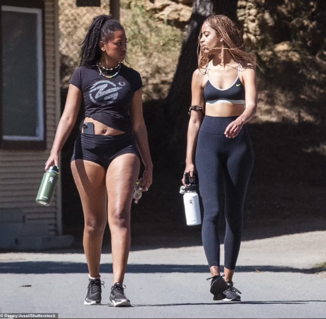 Twitter users reacts to photos of Sasha and Malia Obama hiking in Los Angeles (photos)